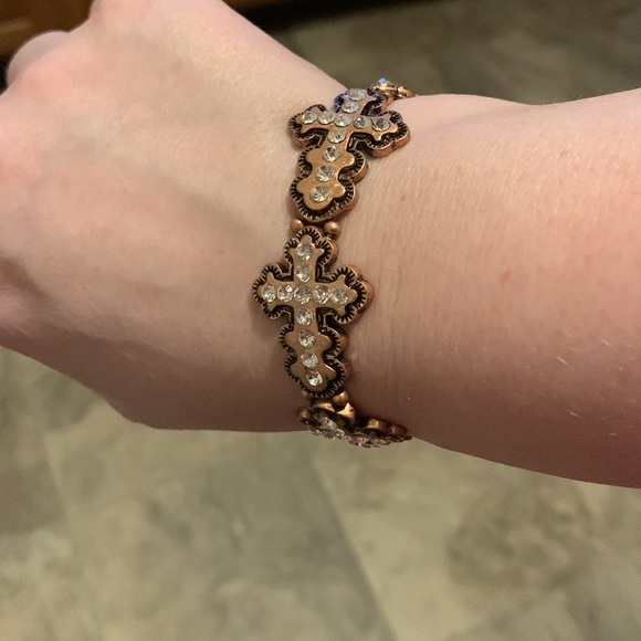 ❤️❤️❤️NWT Elegant and simple Gold and Silver Cross Bracelet!! ❤️❤️❤️ - Picture 2 of 11